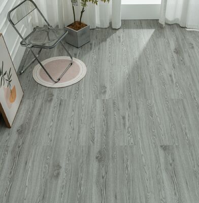 Γκρι Αδιάβροχο 1220x180mm Εσωτερικό πάχος δαπέδου 5mm SPC δαπέδου UV επίχρισμα ξύλινο σχέδιο για γραφείο και καθιστικό