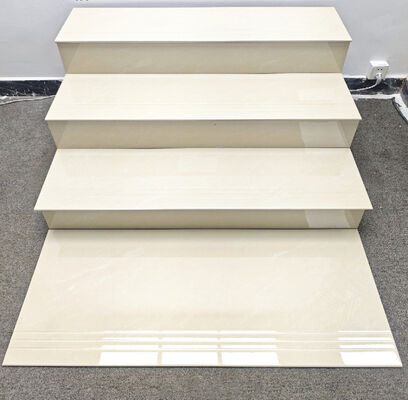 Ανθεκτικό στη φθορά Γκρίζο Μπεζ Καράρα 470x1200mm Υπερ-Λευκό Σώμα Λεπτοποιημένες Γυαλισμένες Κεραμικές Κλίμακες Βήμα και Ανάληψη Για Ανακαινισμό